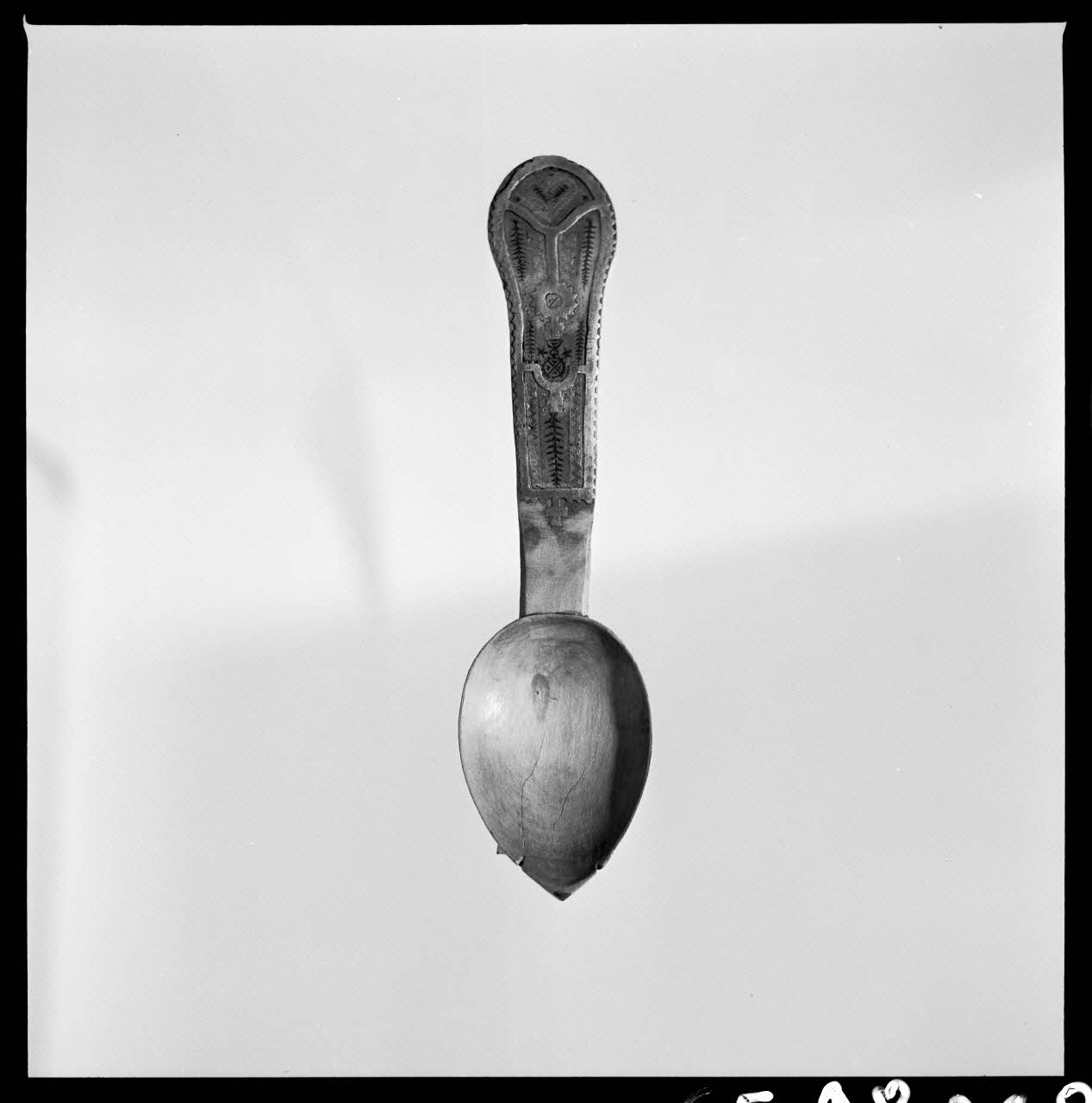 Jean Marthelot photographie Cuiller de fête en bois à incrustation d'étain Ile-de-France, France 1965/10/1 Ph.1965.98.248 Photo