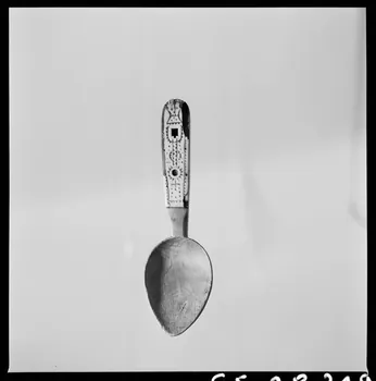 Jean Marthelot photographie Cuiller de fête en bois à incrustation d'ivoire Ile-de-France, France 1965/10/1 Ph.1965.98.249 Photo