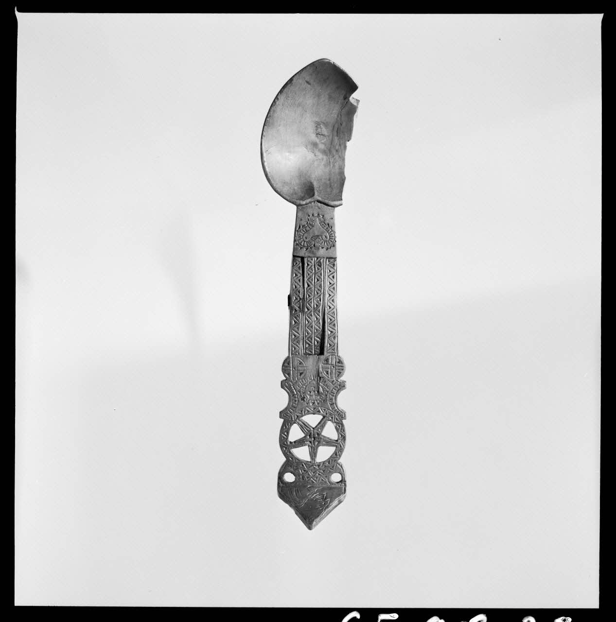 Jean Marthelot photographie Cuiller pliante en bois à décor géométrique Ile-de-France, France 1965/10/1 Ph.1965.98.250 Photo