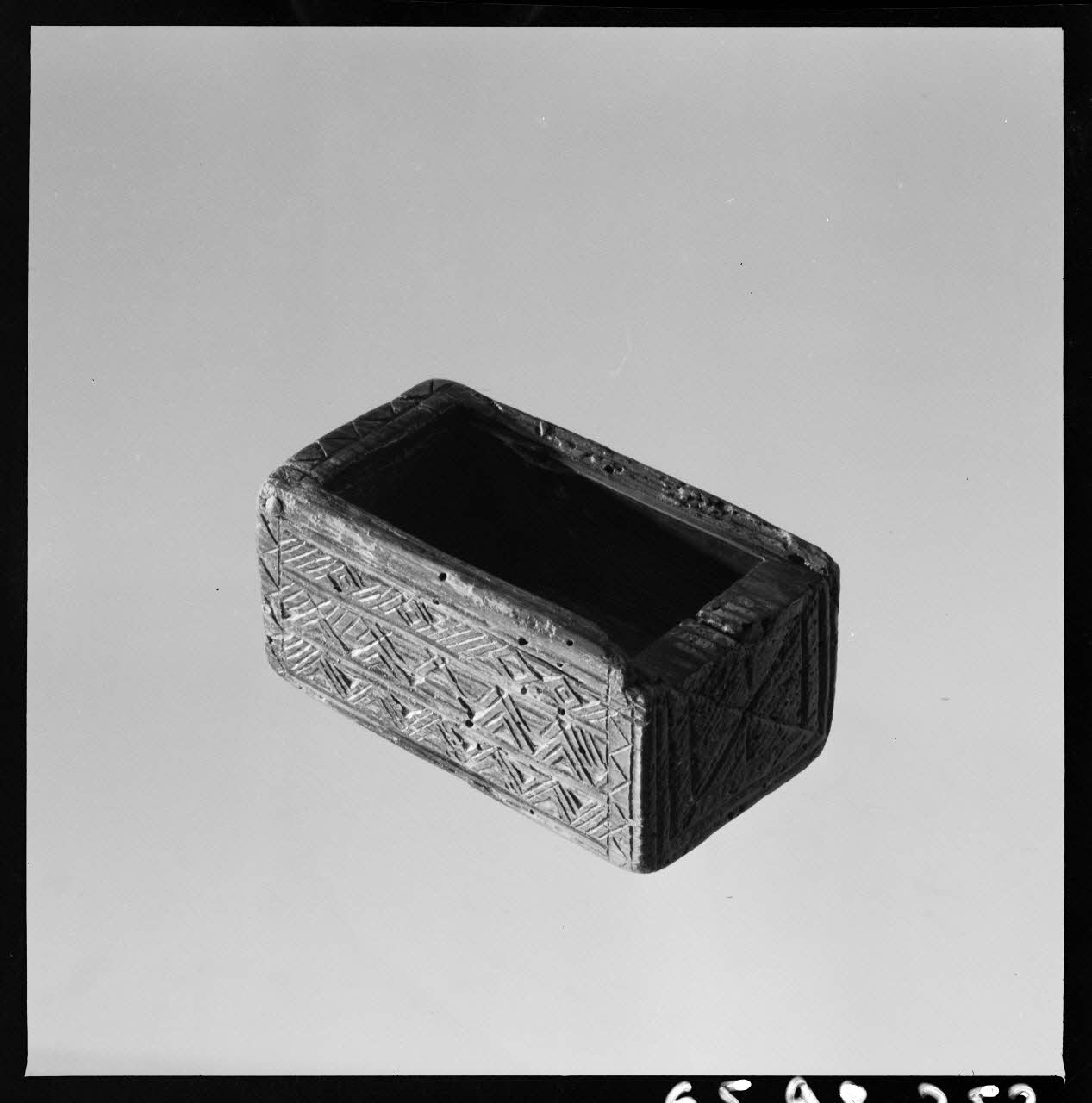 Jean Marthelot photographie Coffret à bijoux en bois sculpté à décor géométrique Ile-de-France, France 1965/10/1 Ph.1965.98.252 Photo
