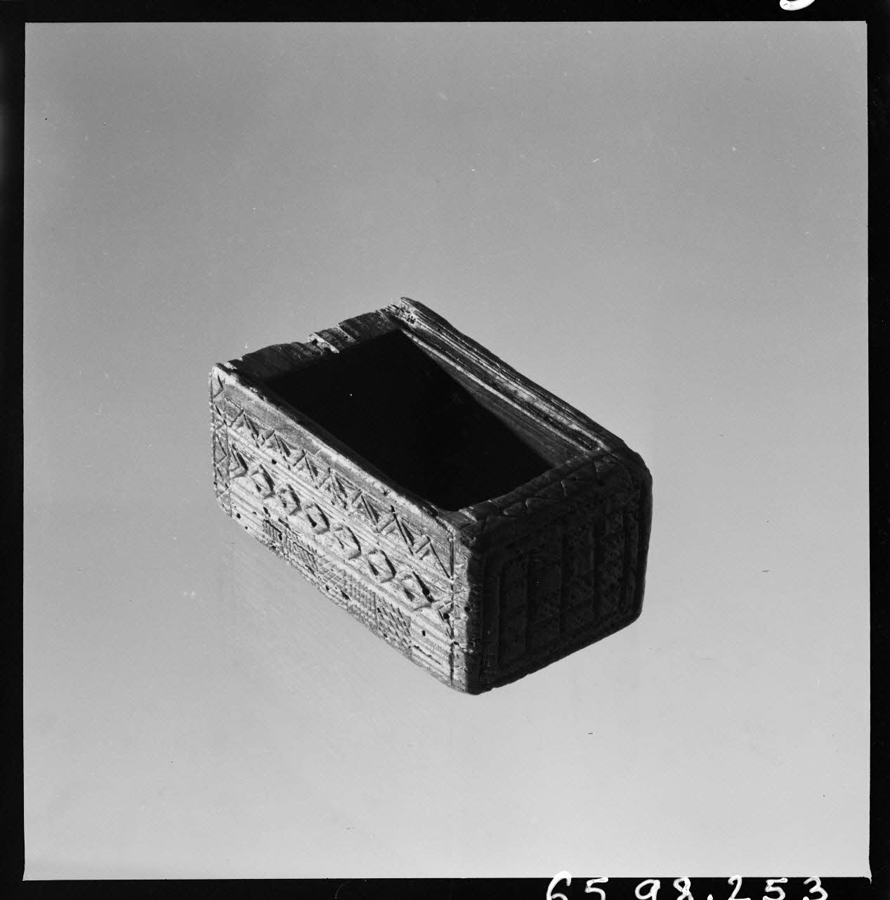 Jean Marthelot photographie Coffret à bijoux en bois sculpté à décor géométrique Ile-de-France, France 1965/10/1 Ph.1965.98.253 Photo