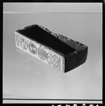 Jean Marthelot photographie Petit coffret à bijoux en bois sculpté (recto) Ile-de-France, France 1965/10/1 Ph.1965.98.254 Photo
