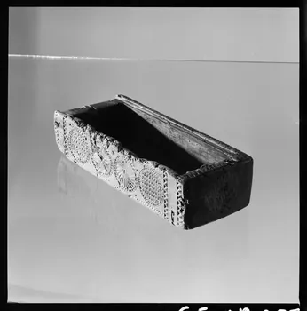 Jean Marthelot photographie Petit coffret à bijoux en bois sculpté (verso) Ile-de-France, France 1965/10/1 Ph.1965.98.255 Photo