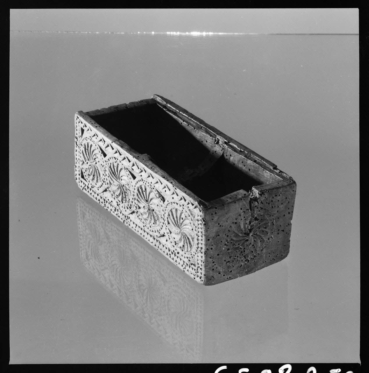 Jean Marthelot photographie Petit coffret à bijoux en bois sculpté à décor de rosaces (recto) Ile-de-France, France 1965/10/1 Ph.1965.98.256 Photo