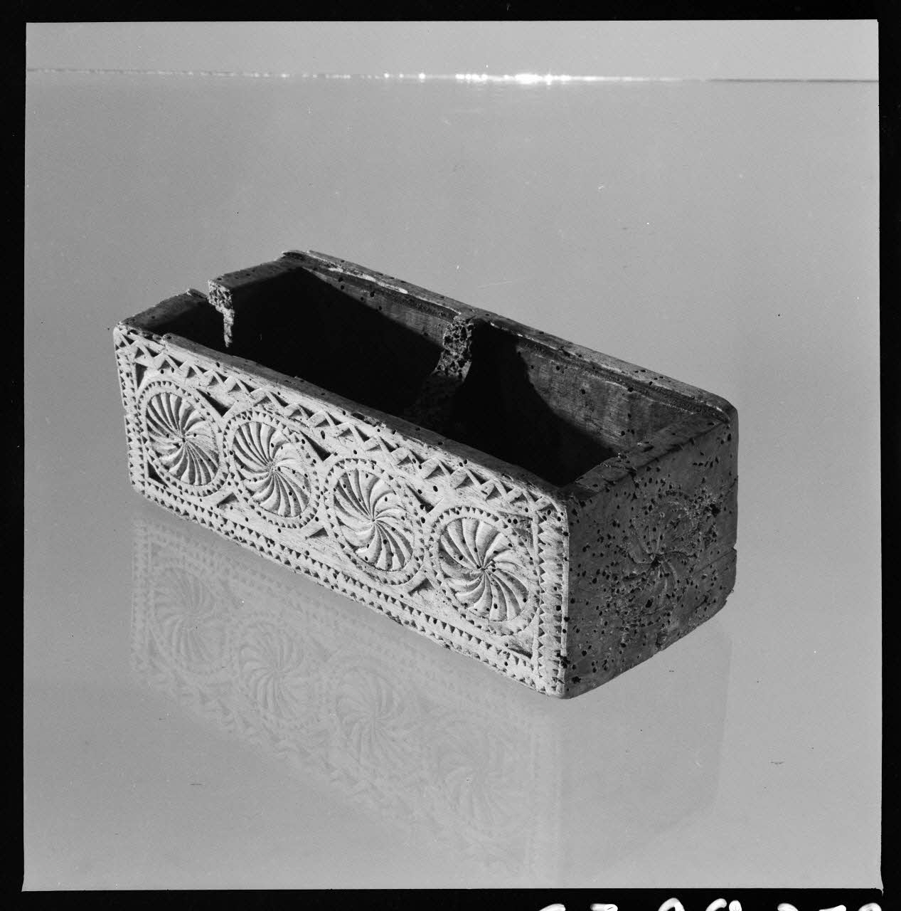 Jean Marthelot photographie Petit coffret à bijoux en bois sculpté à décor de rosaces (verso) Ile-de-France, France 1965/10/1 Ph.1965.98.257 Photo