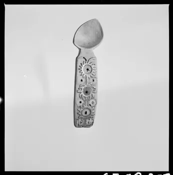 Jean Marthelot photographie Cuiller en bois avec incrustation d'étain Ile-de-France, France 1965/10/1 Ph.1965.98.258 Photo