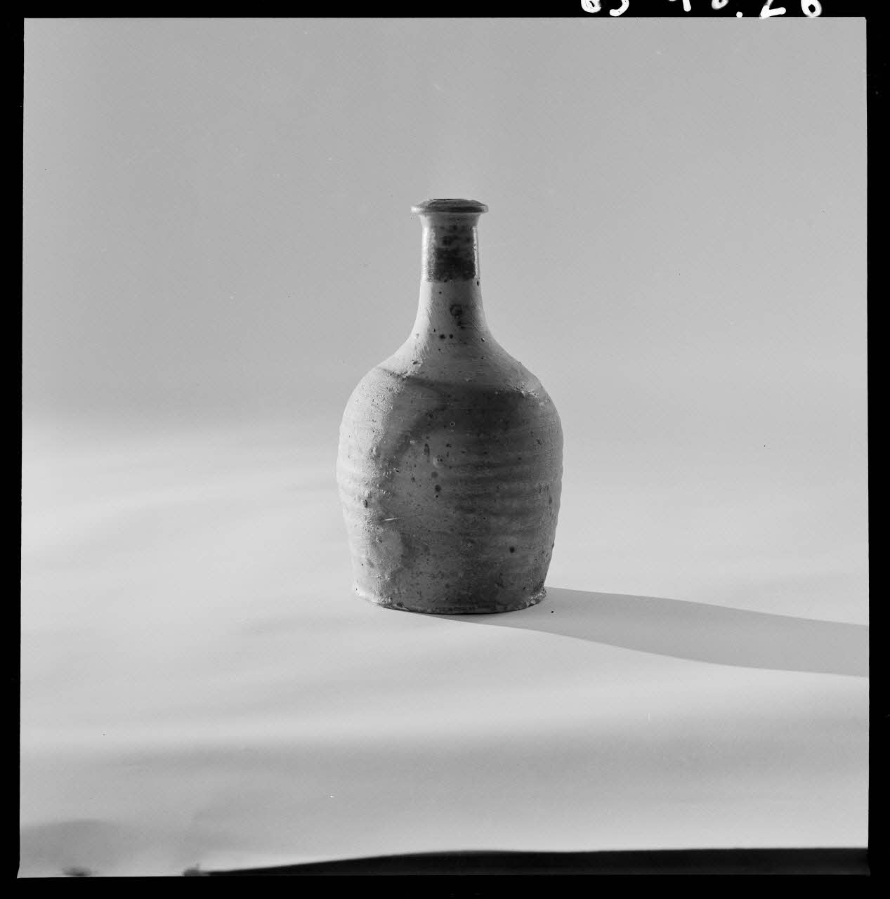 Jean Marthelot photographie Petite bouteille en grès Ile-de-France, France 1965/9/1 Ph.1965.98.26 Photo