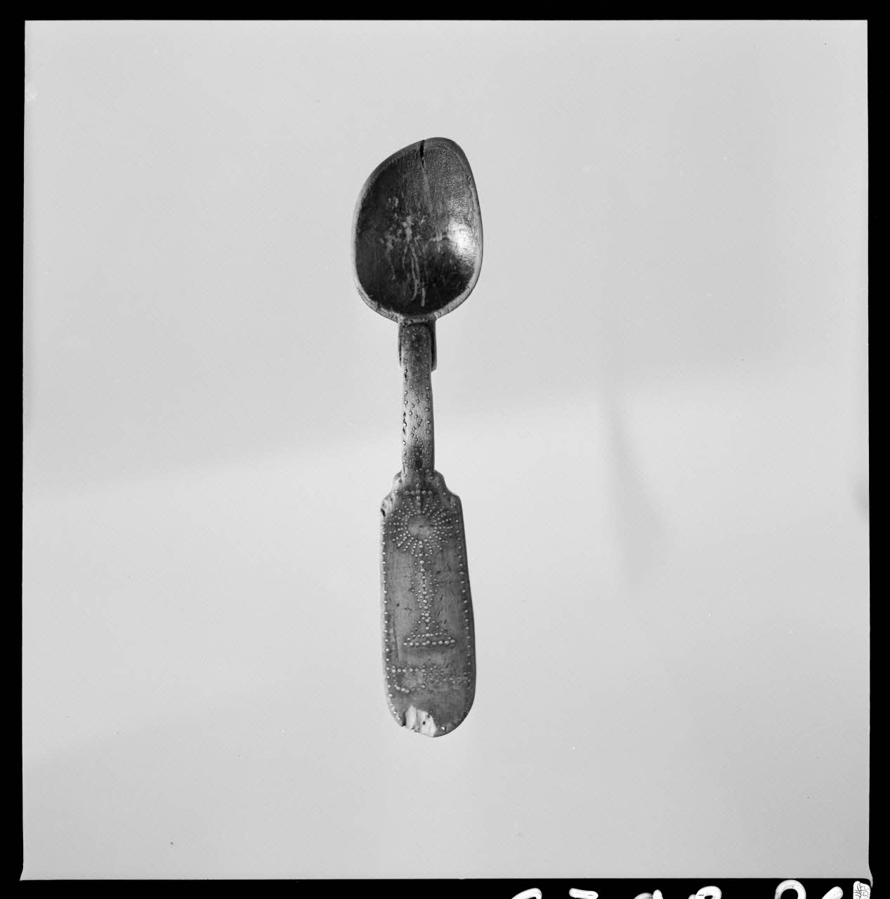 Jean Marthelot photographie Cuiller en bois clouté de cuivre Ile-de-France, France 1965/10/1 Ph.1965.98.261 Photo