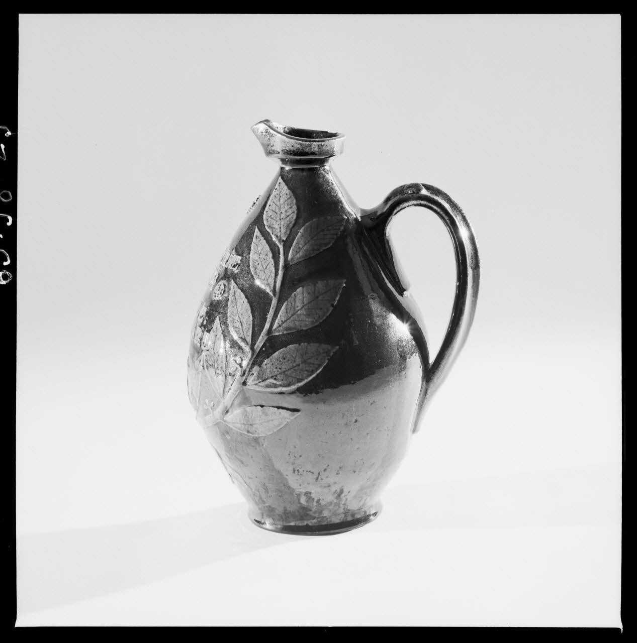 Jean Marthelot photographie Pichet à cidre. Cruche vernissée et décorée. Vue de profil Ile-de-France, France 1965/9/1 Ph.1965.98.29  Photo