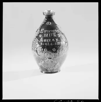 Jean Marthelot photographie "Etienne Hüe. Adèle Holland". Pichet à cidre. Cruche vernissée et décorée Ile-de-France, France 1965/9/1 Ph.1965.98.30 Photo