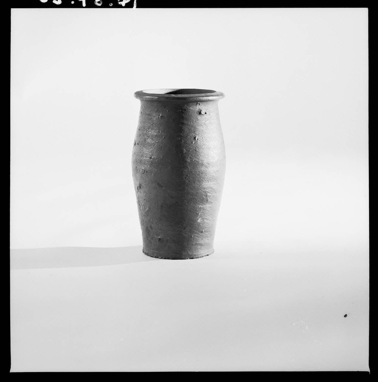 Jean Marthelot photographie Pot cylindrique en grès Ile-de-France, France 1965/9/1 Ph.1965.98.41 Photo