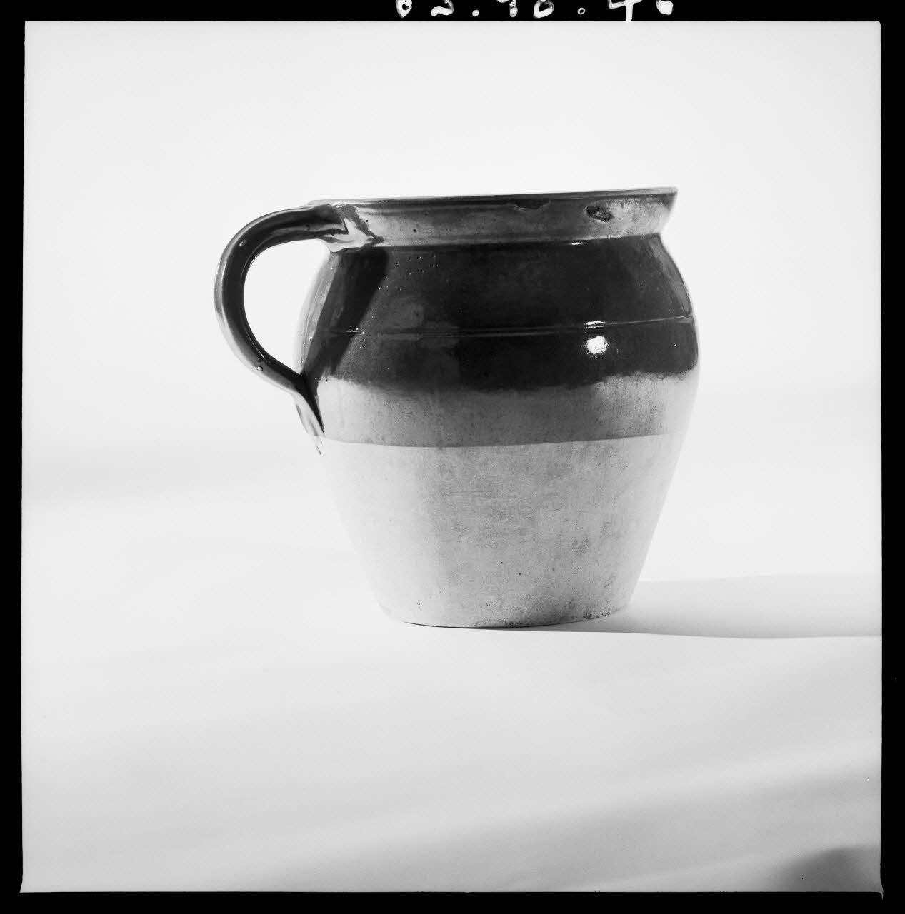 Jean Marthelot photographie Pot en grès vernissé Ile-de-France, France 1965/9/1 Ph.1965.98.46 Photo