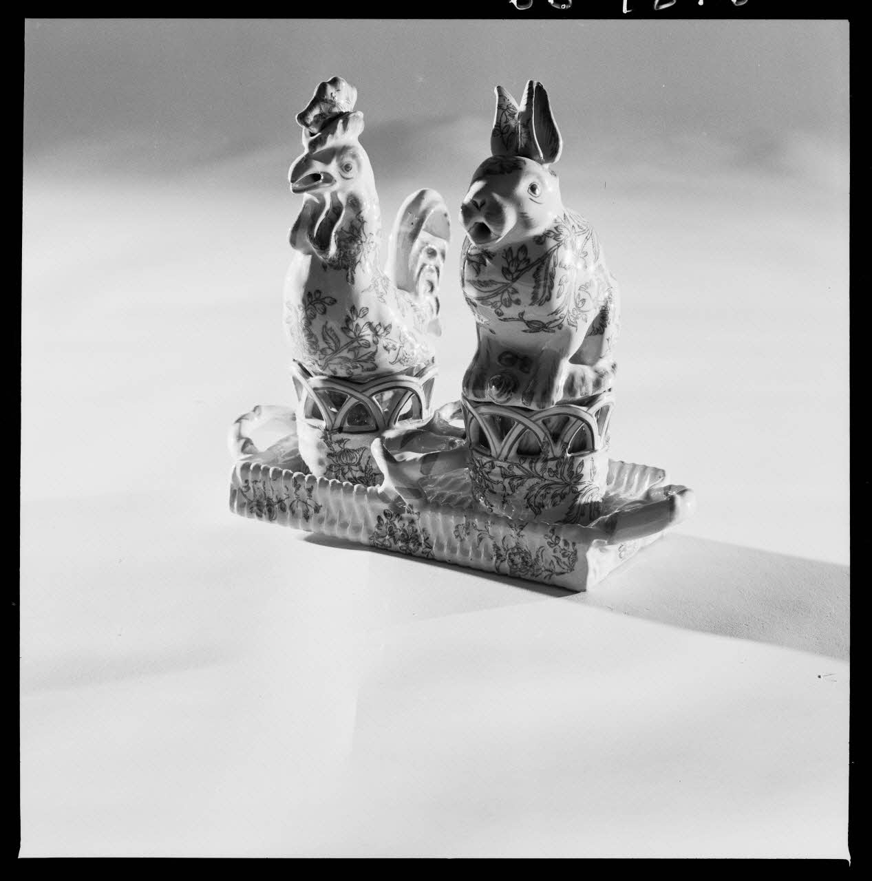 Jean Marthelot photographie Ensemble à huile et vinaigre en forme de poule et de lapin. Faïence décorée Ile-de-France 1965/9/1 Ph.1965.98.50 Photo
