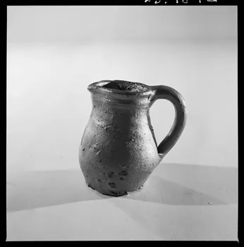 Jean Marthelot photographie Pot à lait. Petite cruche en grès noir Ile-de-France, France 1965/9/1 Ph.1965.98.72 Photo