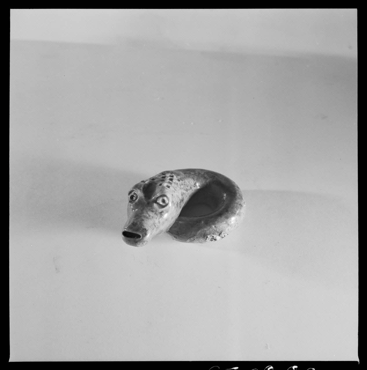 Jean Marthelot photographie Sifflet en grès vernissé à décor de serpent Ile-de-France, France 1965/9/1 Ph.1965.98.89 Photo