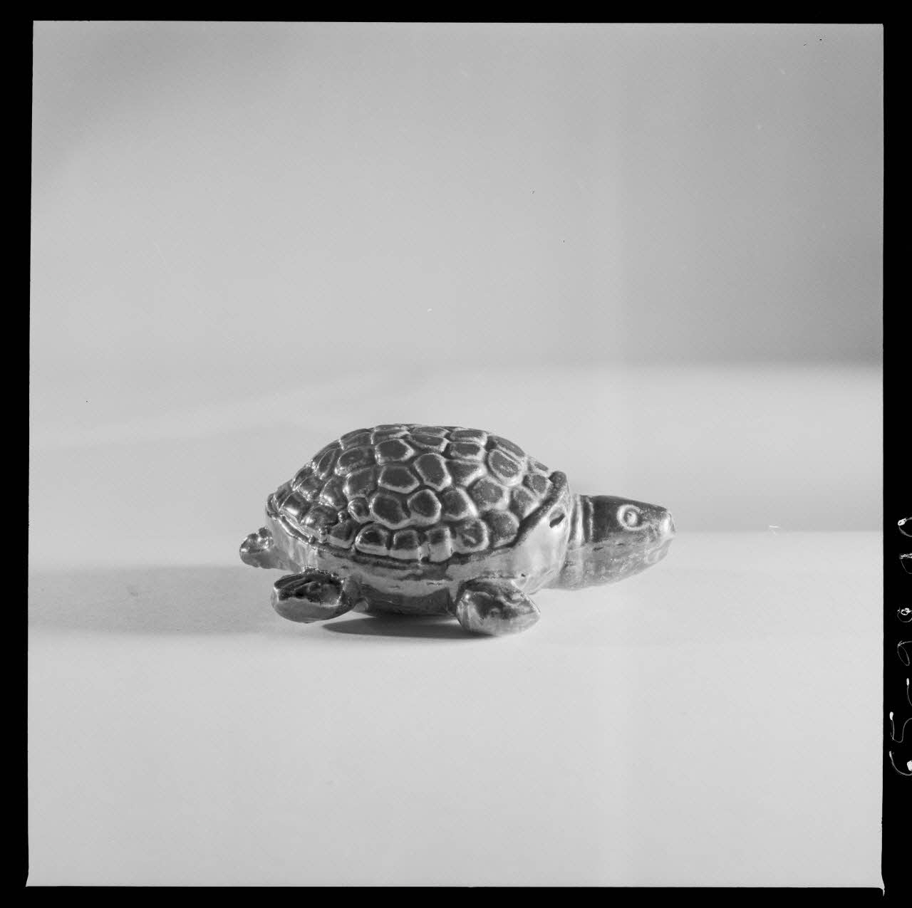 Jean Marthelot photographie Sifflet en grès vernissé à décor de tortue Ile-de-France, France 1965/9/1 Ph.1965.98.90  Photo