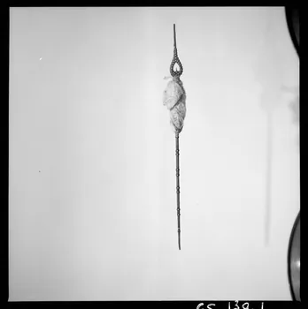 Alain Guey photographie Quenouille avec de la peinture rouge et des clous, provenant de la vallée de Bethmale (Ariège). Datée du 20è siècle Ile-de-France, France 1965/12/1 Ph.1965.139.1 Photo