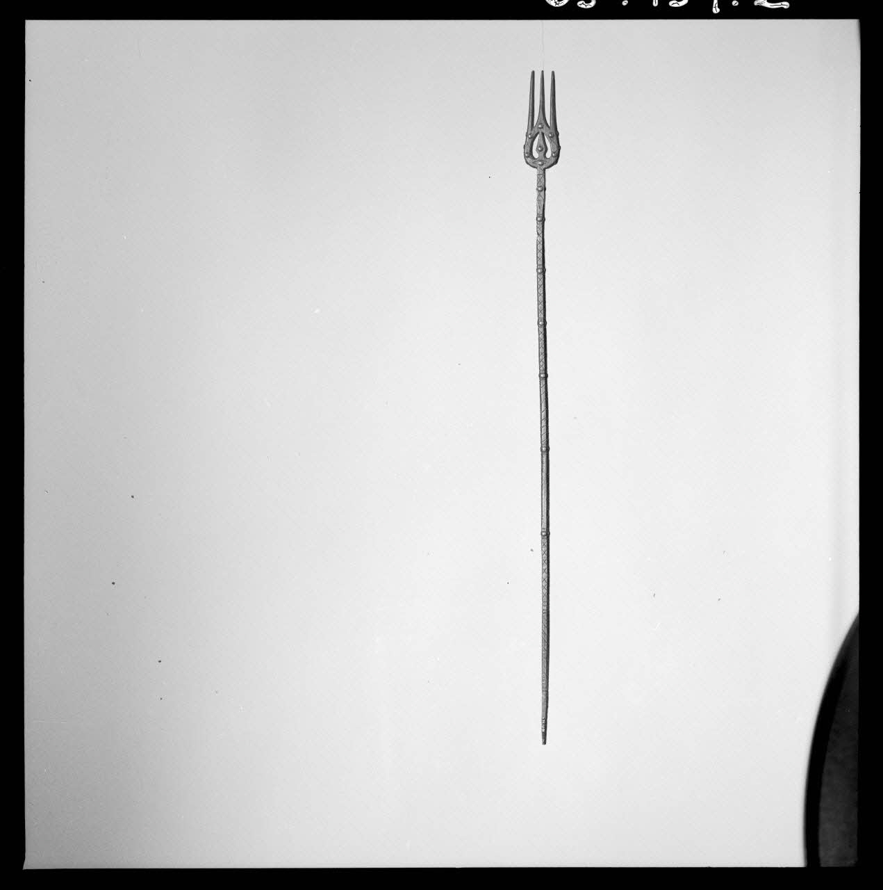 Alain Guey photographie Quenouille à trois dents provenant de la vallée de Bethmale (Ariège) Ile-de-France, France 1965/12/1 Ph.1965.139.2 Photo