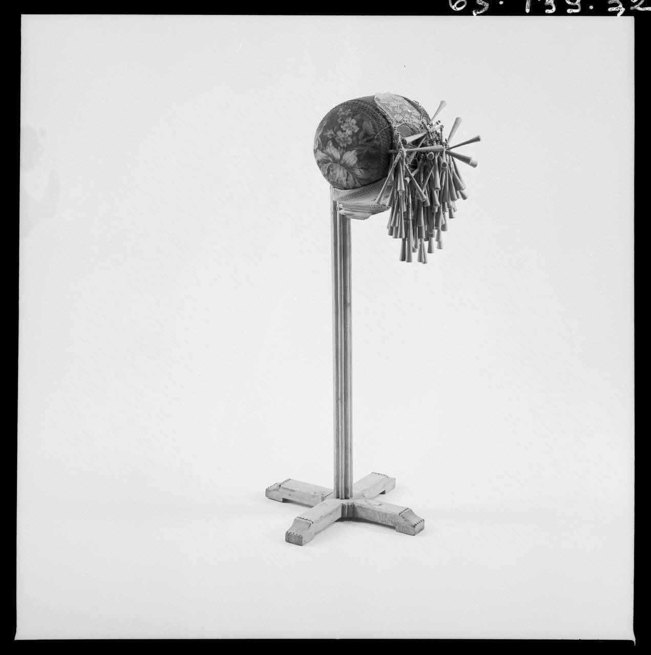 Alain Guey photographie Coussin de dentelle provenant de Savoie. Daté du 20è siècle Ile-de-France, France 1965/12/1 Ph.1965.139.32 Photo