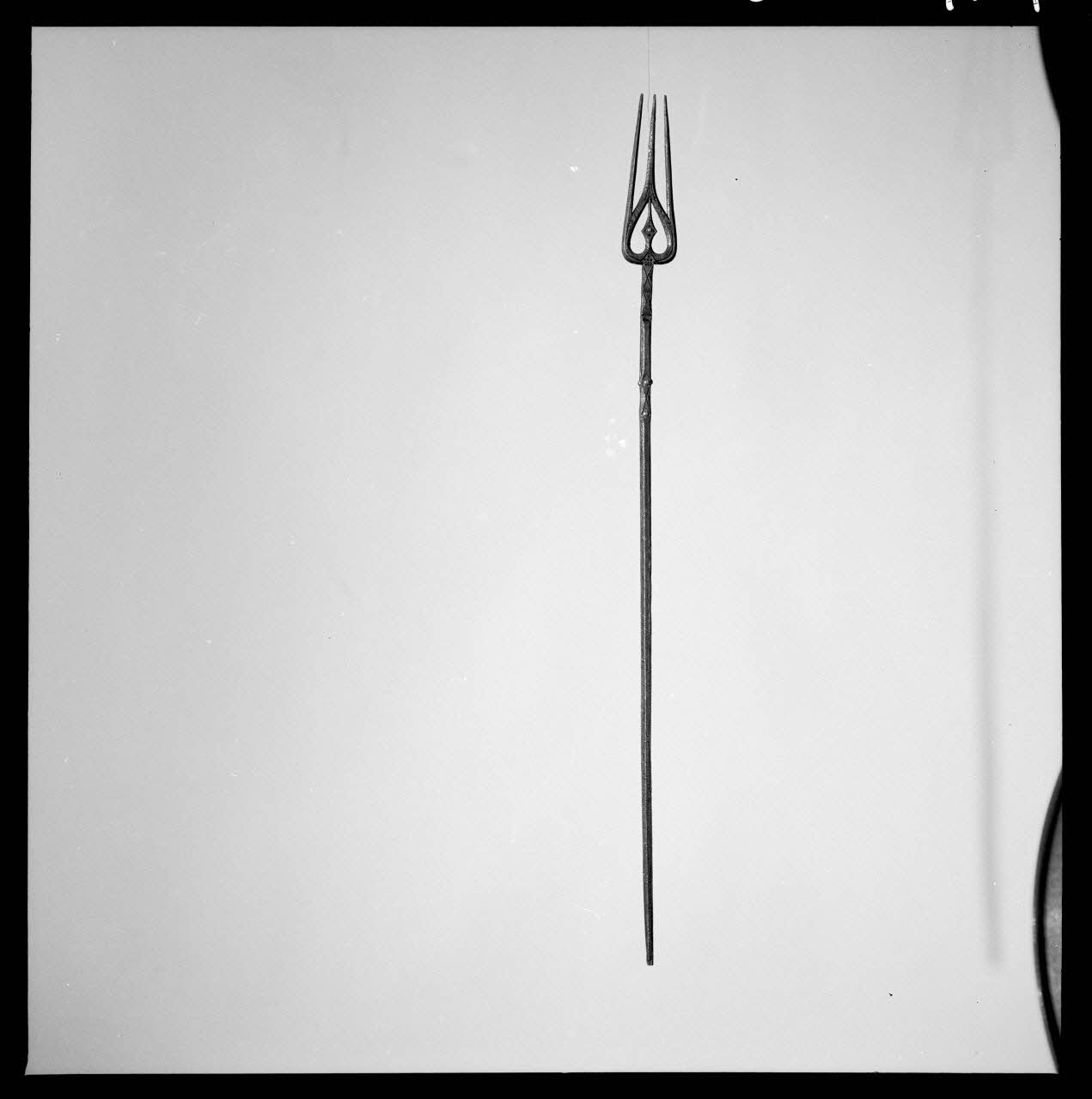 Alain Guey photographie Quenouille à trois dents avec un ajour en forme de cœur provenant de la vallée de Bethmale (Ariège). Datée du 20è siècle Ile-de-France, France 1965/12/1 Ph.1965.139.4 Photo