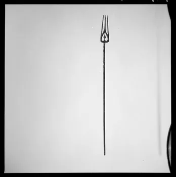 Alain Guey photographie Quenouille à trois dents avec un ajour en forme de cœur provenant de la vallée de Bethmale (Ariège). Datée du 20è siècle Ile-de-France, France 1965/12/1 Ph.1965.139.4 Photo