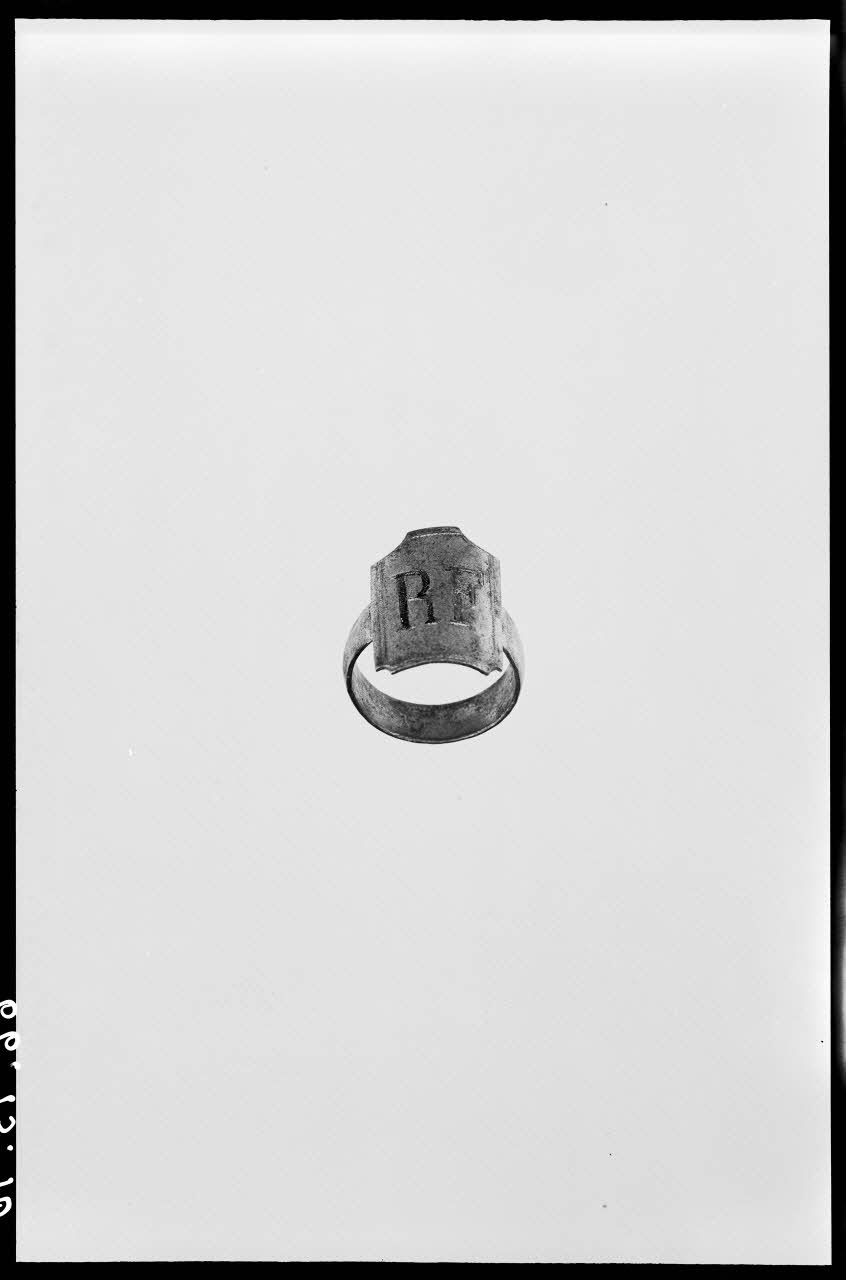 Alain Guey photographie Bague du 14 juillet avec l'inscription : "RF" Ile-de-France, France 1966/2/1 Ph.1966.13.10 Photo