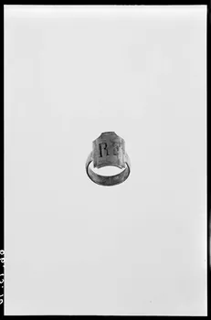 Alain Guey photographie Bague du 14 juillet avec l'inscription : "RF" Ile-de-France, France 1966/2/1 Ph.1966.13.10  Photo