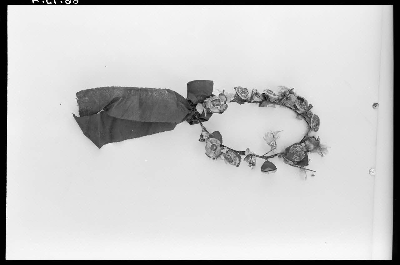 Alain Guey photographie Couronne de mariée provenant de Bourg-de-Batz Ile-de-France, France 1966/2/1 Ph.1966.13.4 Photo