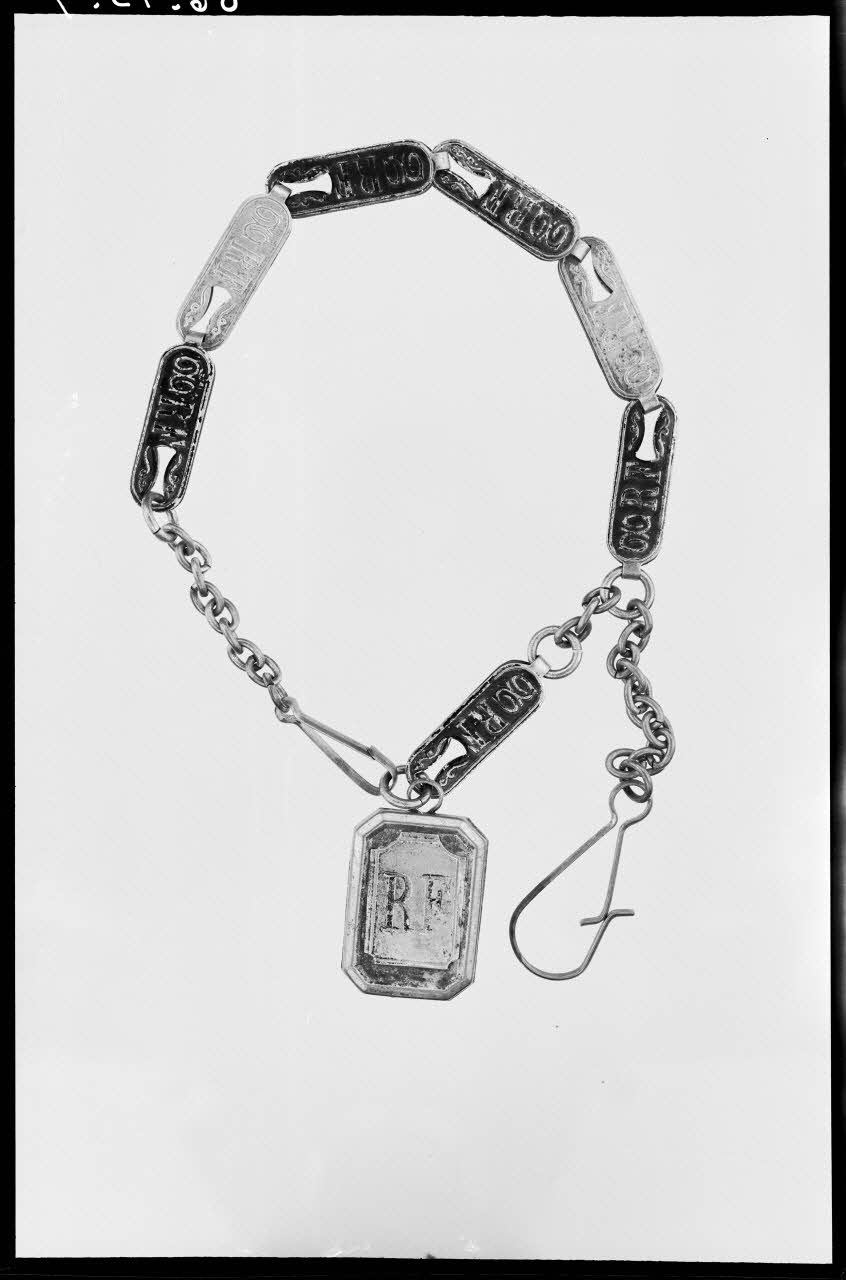 Alain Guey photographie Collier du 14 juillet avec l'inscription : "RF" Ile-de-France, France 1966/2/1 Ph.1966.13.9 Photo