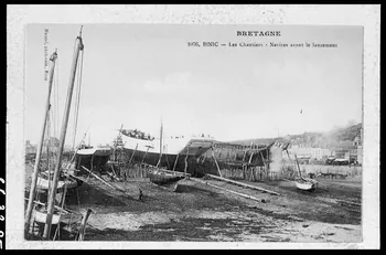 Mancel ; Alain Guey photographie "Les chantiers, navires avant le lancement". Carte postale. Photographie Mancel. Edition Binic. Numéro 1076 Bretagne, France 1966/3/2 Ph.1966.32.25 Photo