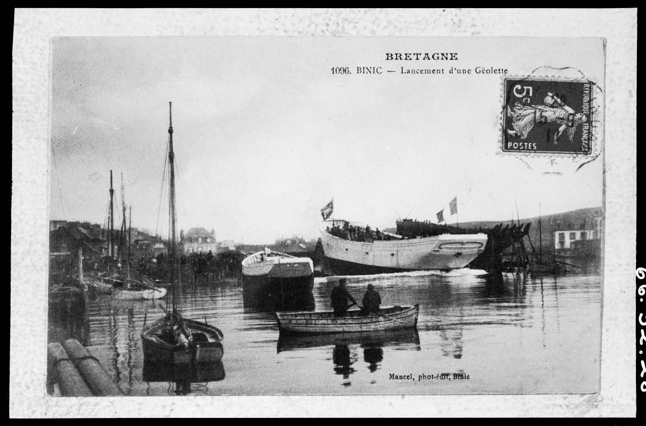Mancel ; Alain Guey photographie "Lancement d'une goélette". Carte postale. Binic en Bretagne. Mancel édition Binic. Cachet postal de 1910. Numéro 1096 Bretagne, France 1966/3/2 Ph.1966.32.28  Photo
