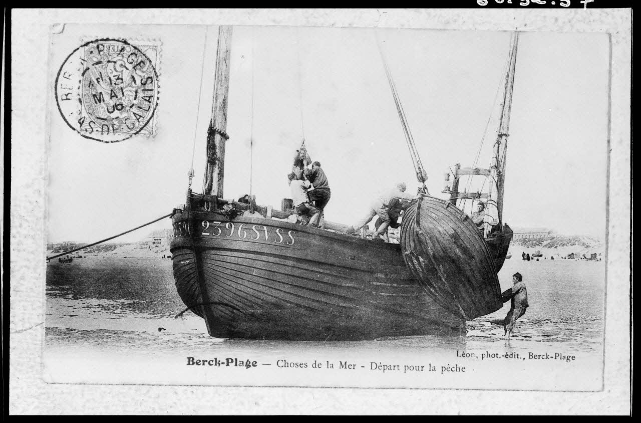 Léon ; Alain Guey photographie "Chasse de la mer. Départ pour la pêche". Carte postale. Berck-Plage. Léon (photographe-éditeur). Cachet postal de 1906 Nord-Pas-de-Calais, France 1966/3/2 Ph.1966.32.37 Photo