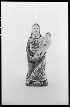 Alain Guey photographie Statuette en faïence polychrome de la Vierge à l'Enfant Ile-de-France, France 1966/7/1-1966/8/31 Ph.1966.37.1  Photo