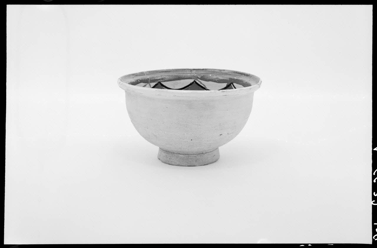 Alain Guey photographie Bol en terre émaillée avec décor intérieur Ile-de-France, France 1966/7/1-1966/8/31 Ph.1966.37.109 Photo