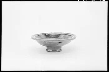 Alain Guey photographie Bol ou terrine à pied Ile-de-France, France 1966/7/1-1966/8/31 Ph.1966.37.139 Photo