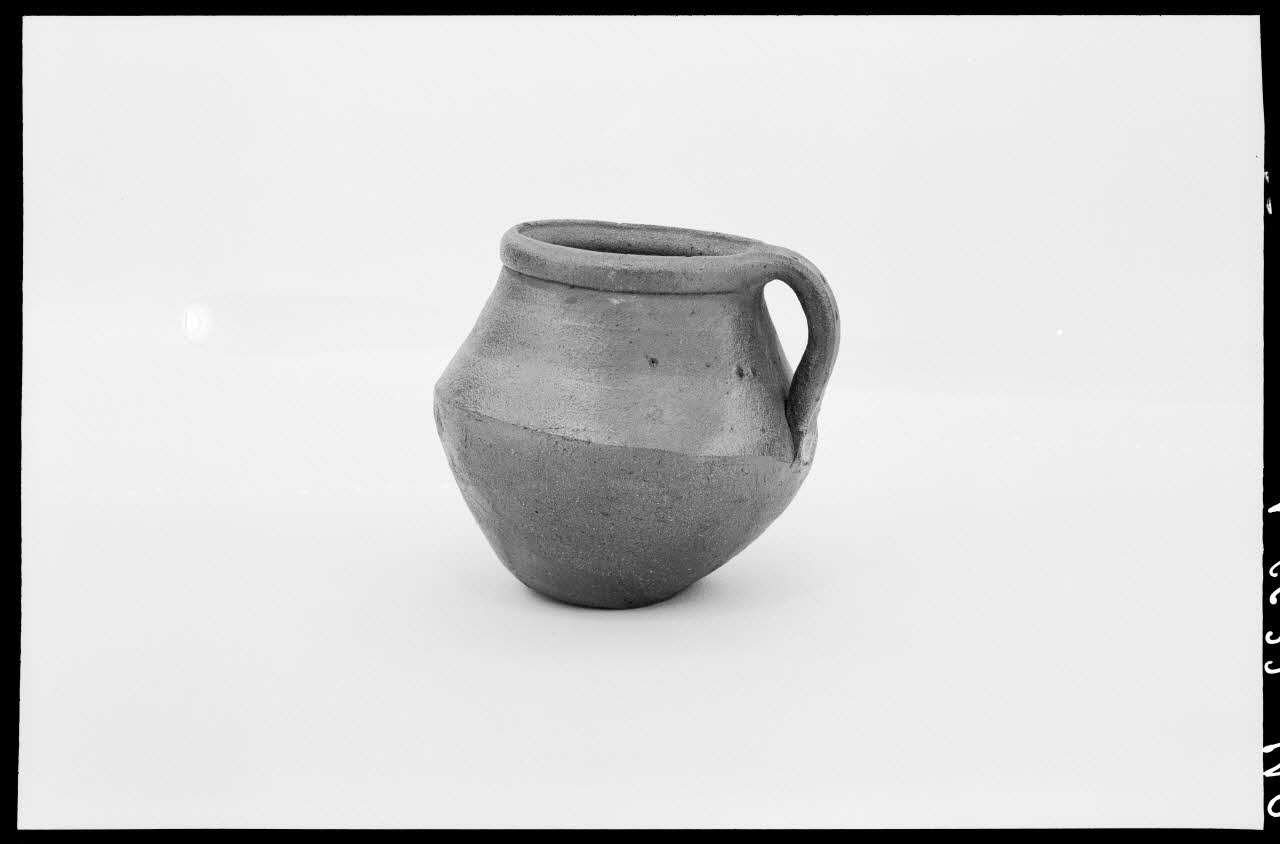 Alain Guey photographie Poterie à anse latérale en terre Ile-de-France, France 1966/7/1-1966/8/31 Ph.1966.37.149 Photo