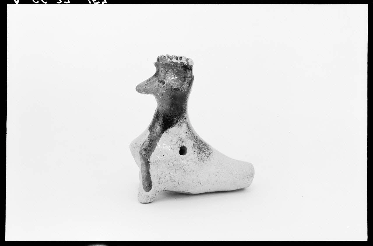 Alain Guey photographie Sifflet en terre émaillée en forme d'oiseau avec traces d'émail Ile-de-France, France 1966/7/1-1966/8/31 Ph.1966.37.157 Photo