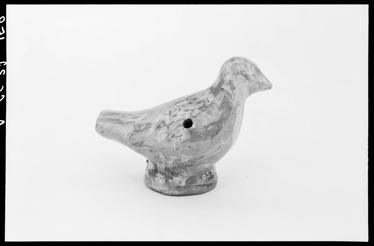 Alain Guey photographie Sifflet en terre en forme d'oiseau Ile-de-France, France 1966/7/1-1966/8/31 Ph.1966.37.158  Photo