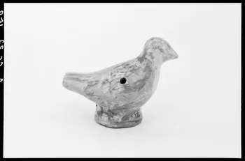 Alain Guey photographie Sifflet en terre en forme d'oiseau Ile-de-France, France 1966/7/1-1966/8/31 Ph.1966.37.158 Photo