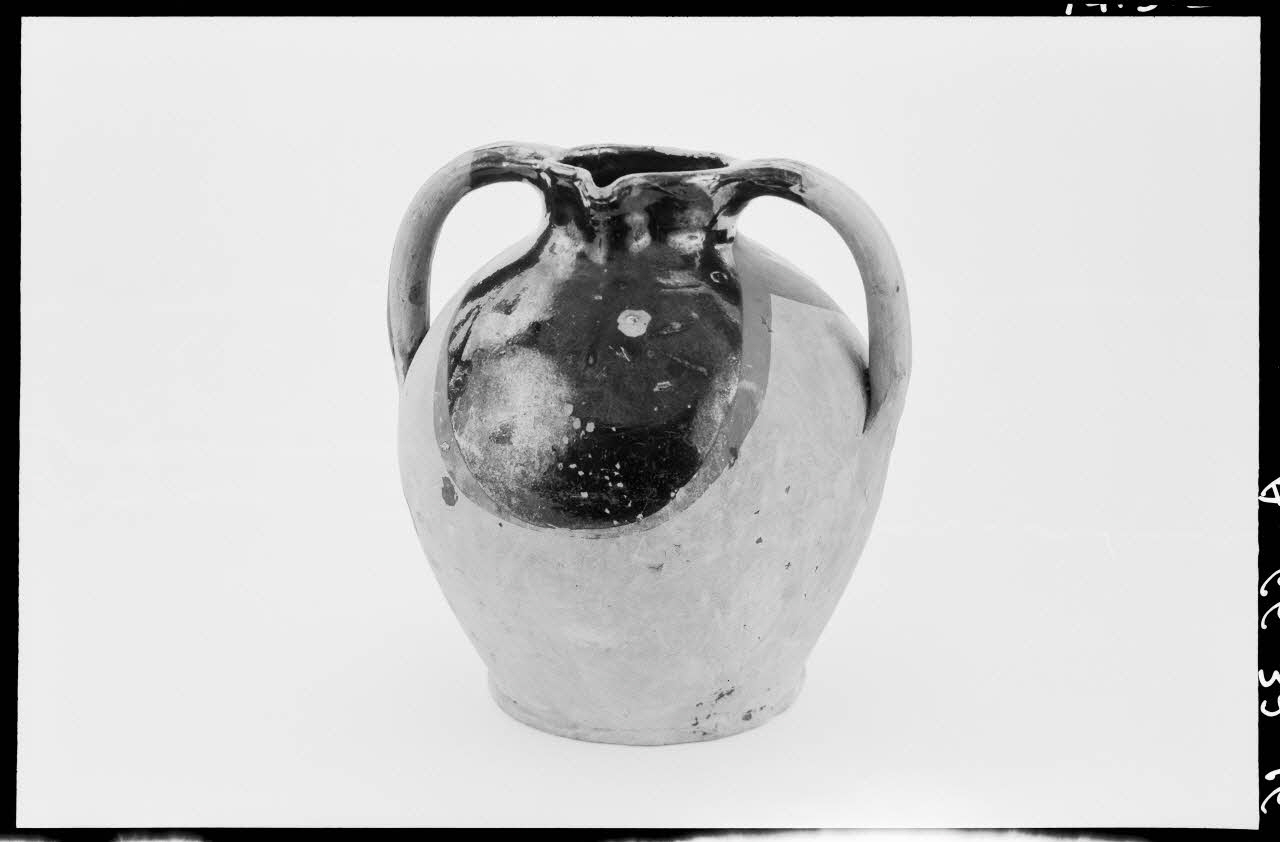 Alain Guey photographie Vase à huile. Pot à deux anses et bec verseur Ile-de-France, France 1966/7/1-1966/8/31 Ph.1966.37.16 Photo