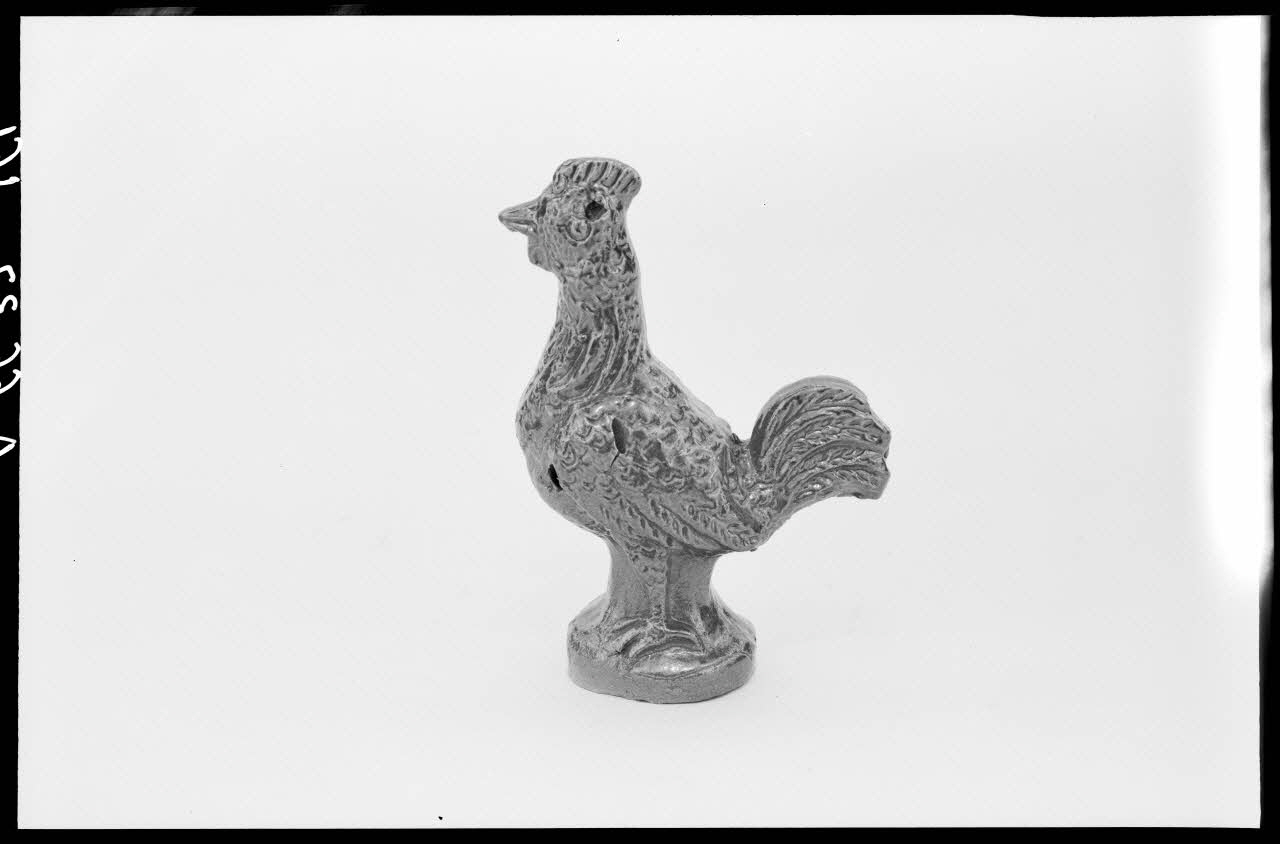 Alain Guey photographie Sifflet en terre émaillée en forme d'oiseau Ile-de-France, France 1966/7/1-1966/8/31 Ph.1966.37.161 Photo