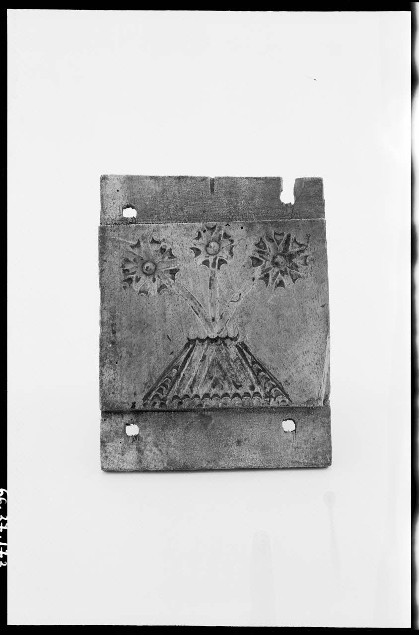 Alain Guey photographie Montant de meuble en bois sculpté à décor de cœur Ile-de-France, France 1966/7/1-1966/8/31 Ph.1966.37.173  Photo