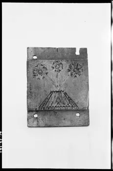 Alain Guey photographie Montant de meuble en bois sculpté à décor de cœur Ile-de-France, France 1966/7/1-1966/8/31 Ph.1966.37.173  Photo