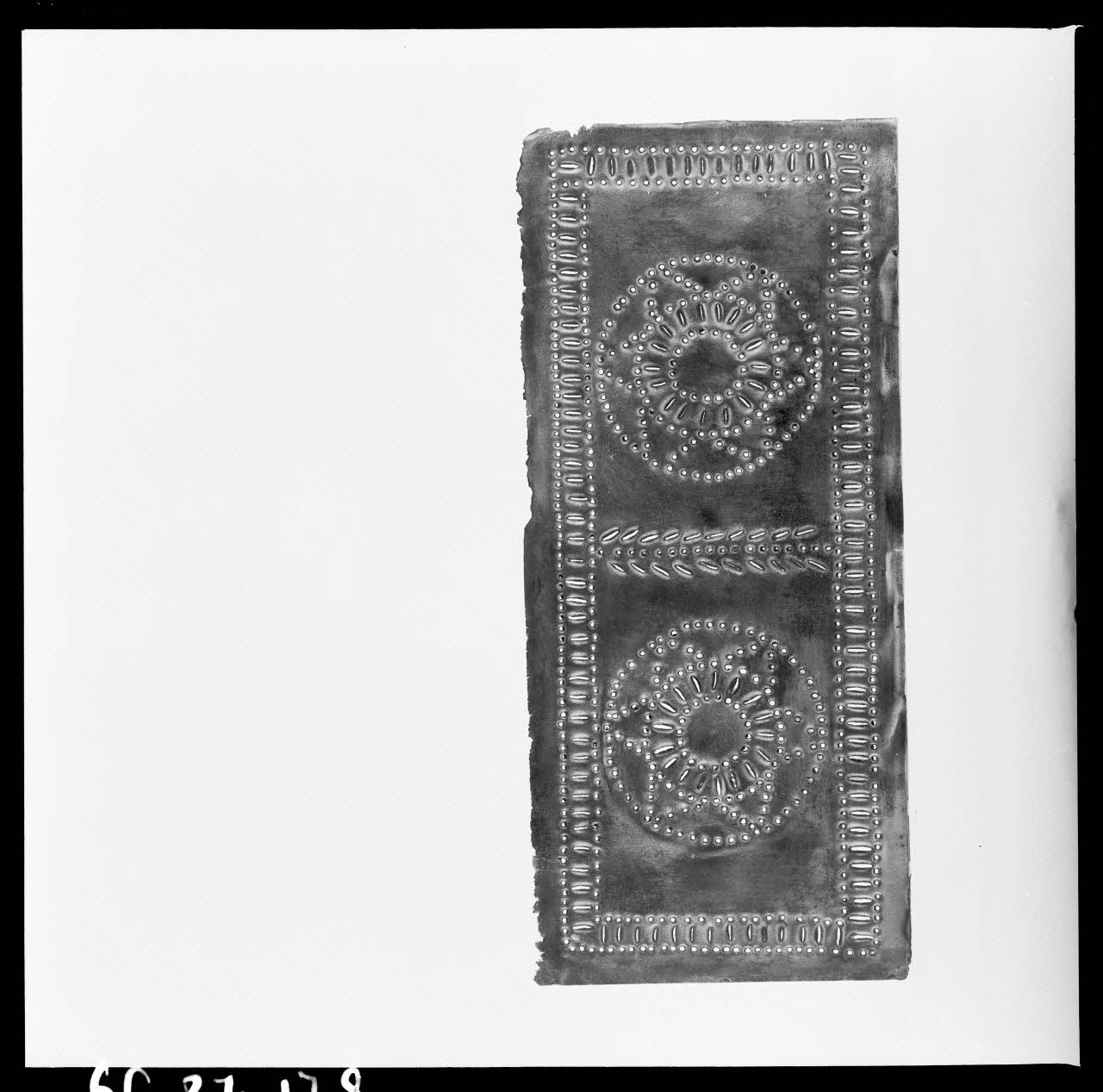 Alain Guey photographie Plaque de garde manger. Tôle perforée à décor de rosaces Ile-de-France, France 1966/7/1-1966/8/31 Ph.1966.37.178 Photo