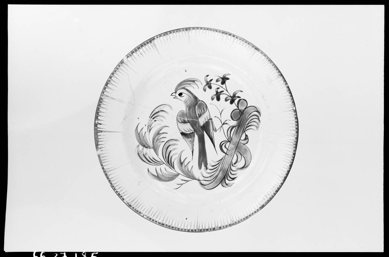 Alain Guey photographie Assiette en faïence polychrome à décor d'oiseau Ile-de-France, France 1966/7/1-1966/8/31 Ph.1966.37.185 Photo