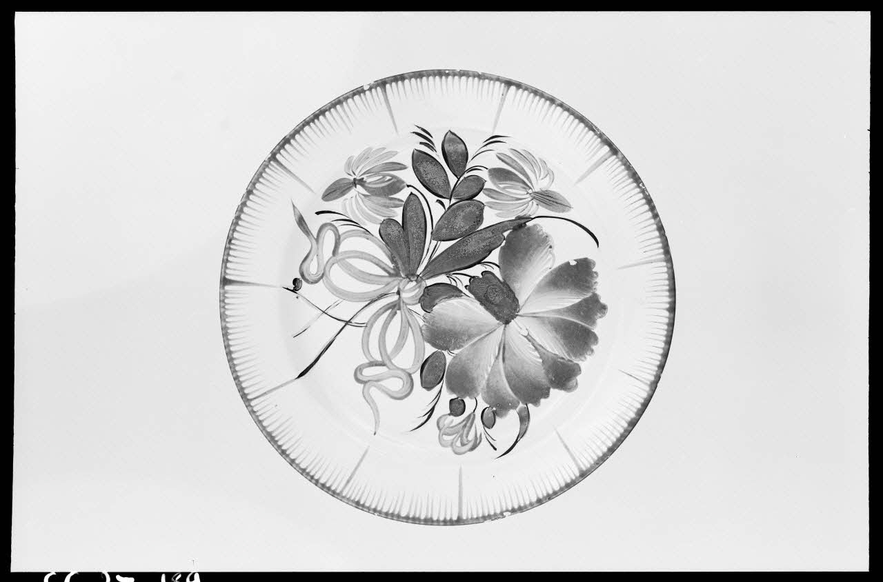 Alain Guey photographie Assiette en faïence polychrome à décor floral Ile-de-France, France 1966/7/1-1966/8/31 Ph.1966.37.189 Photo