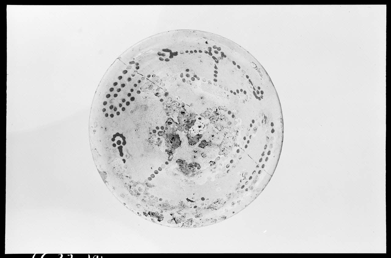 Alain Guey photographie Assiette en faïence polychrome à décor de points Ile-de-France, France 1966/7/1-1966/8/31 Ph.1966.37.191 Photo