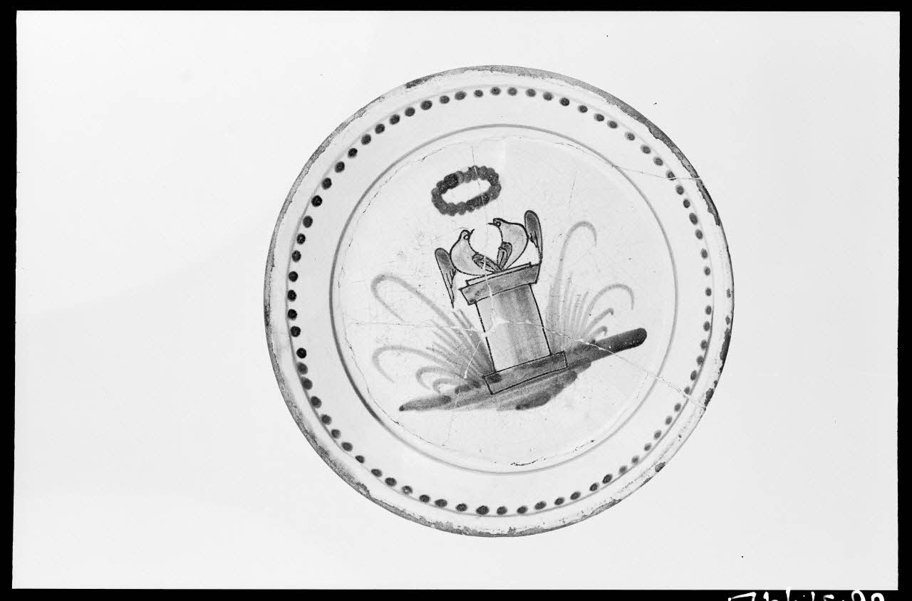 Alain Guey photographie Assiette d'accordailles en faïence polychrome à décor de deux colombes, socle et couronne Ile-de-France, France 1966/7/1-1966/8/31 Ph.1966.37.192 Photo