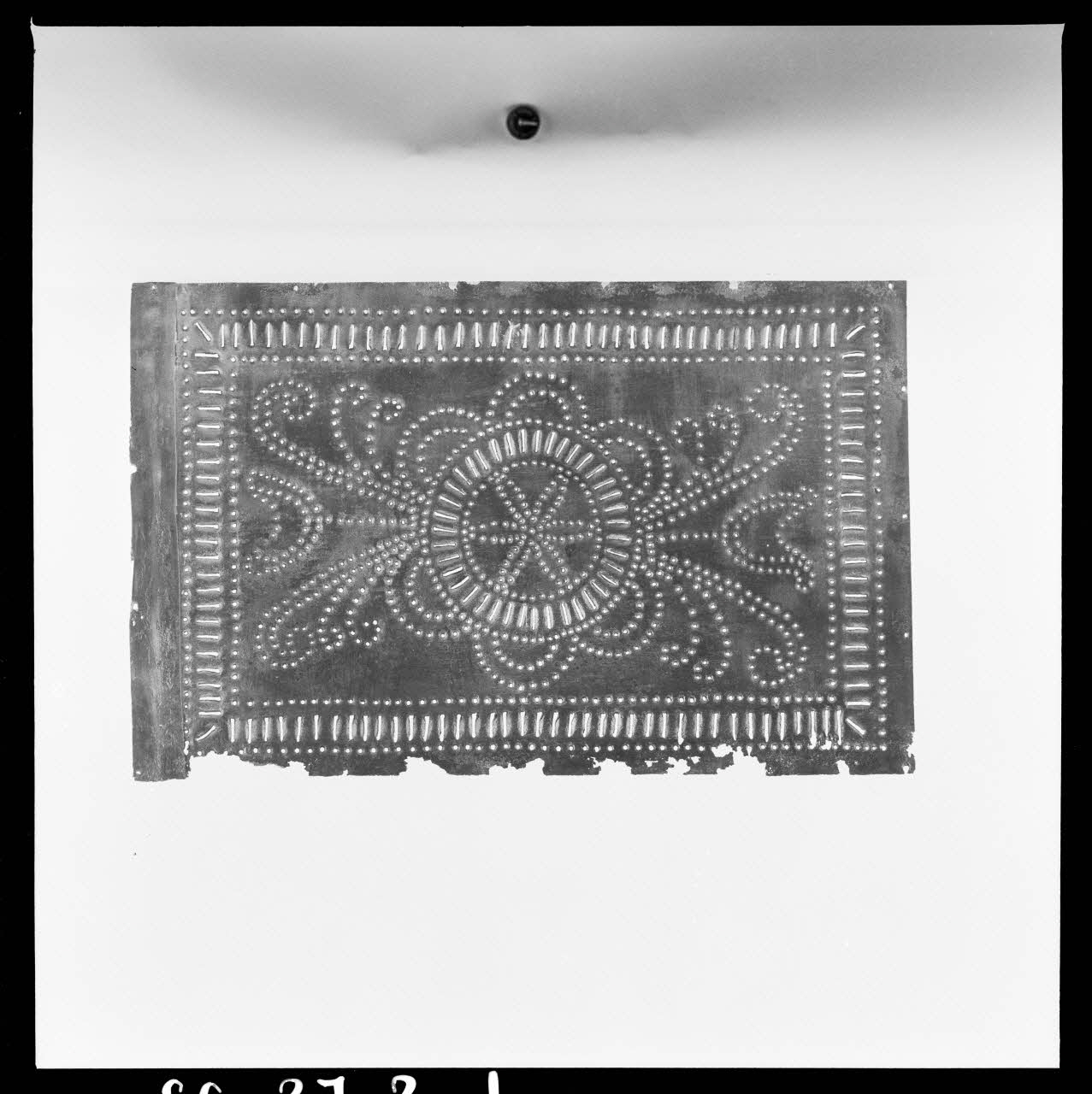 Alain Guey photographie Plaque de garde manger. Plaque métallique ajourée avec rosaces et rinceaux Ile-de-France, France 1966/7/1-1966/8/31 Ph.1966.37.201 Photo