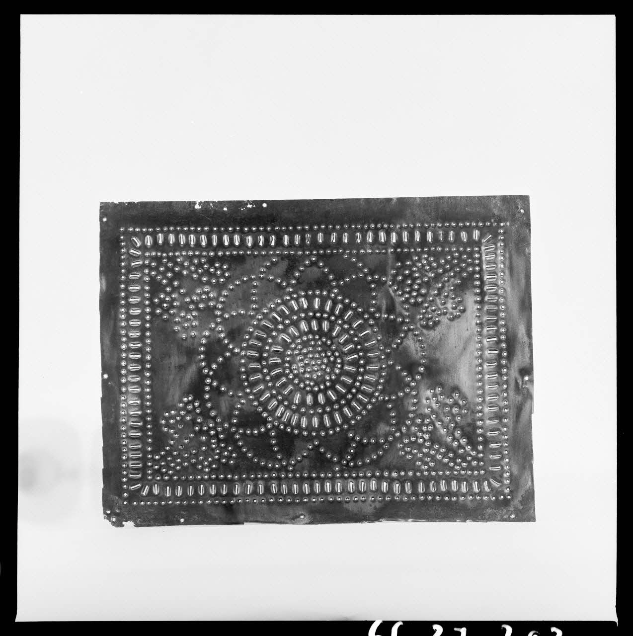 Alain Guey photographie Plaque de garde manger. Plaque métallique ajourée avec rosaces et rinceaux Ile-de-France, France 1966/7/1-1966/8/31 Ph.1966.37.202 Photo